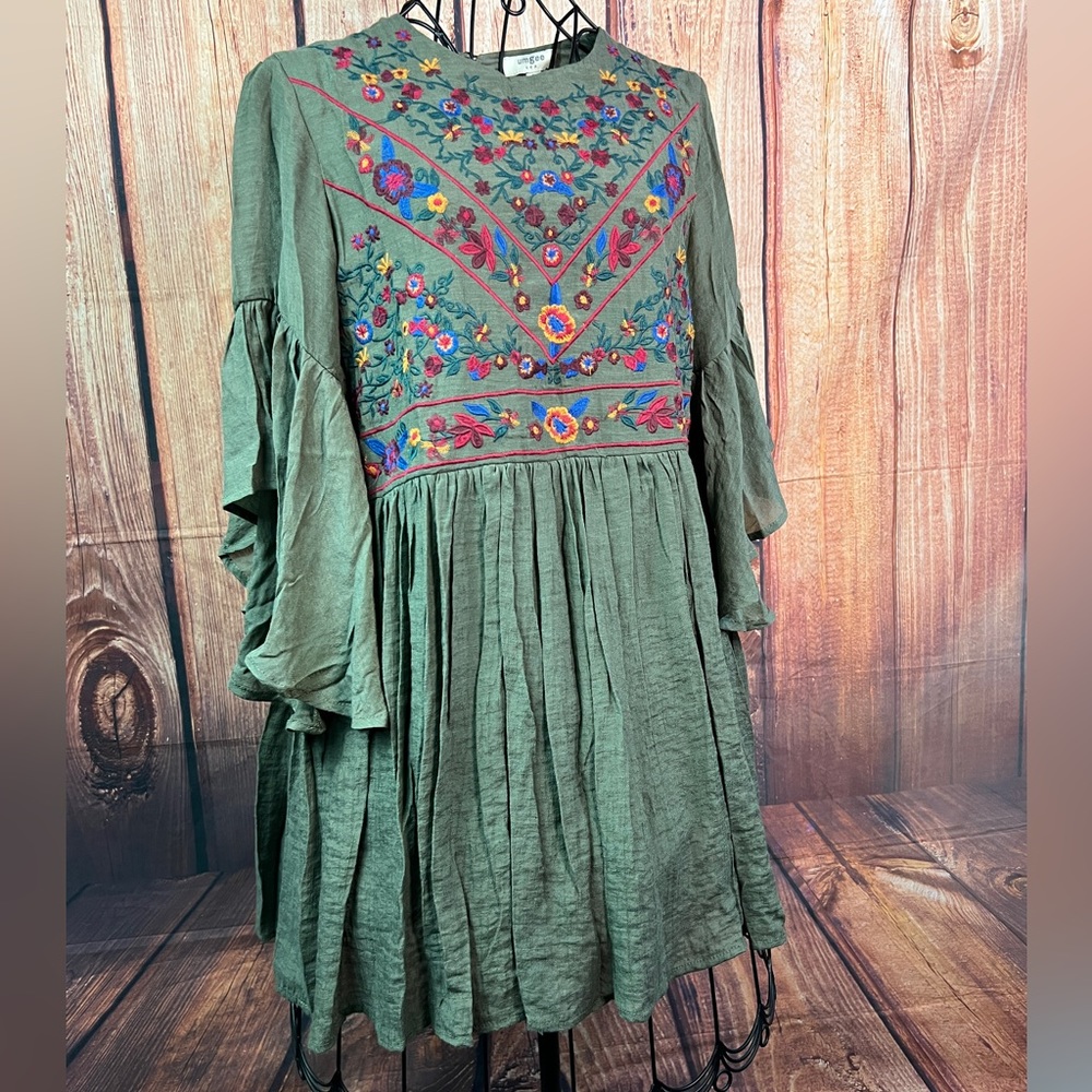❤️ 2 for 30. Umgee olive embroidered boho flare sleeve shift dress size S